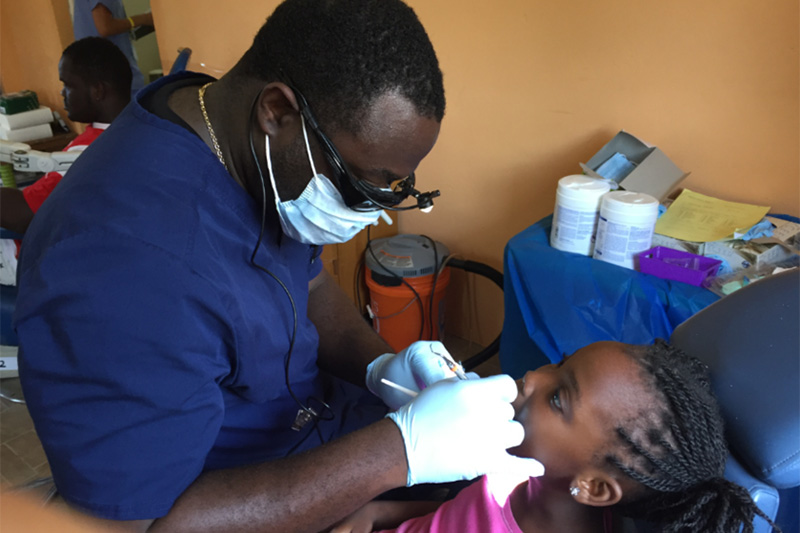 Thunder Bay dentist holds free clinic in Jamaica